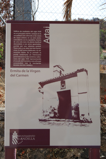 Cartel informativo de la ermita de la Virgen del Carmen situada en la plaza de la Era.