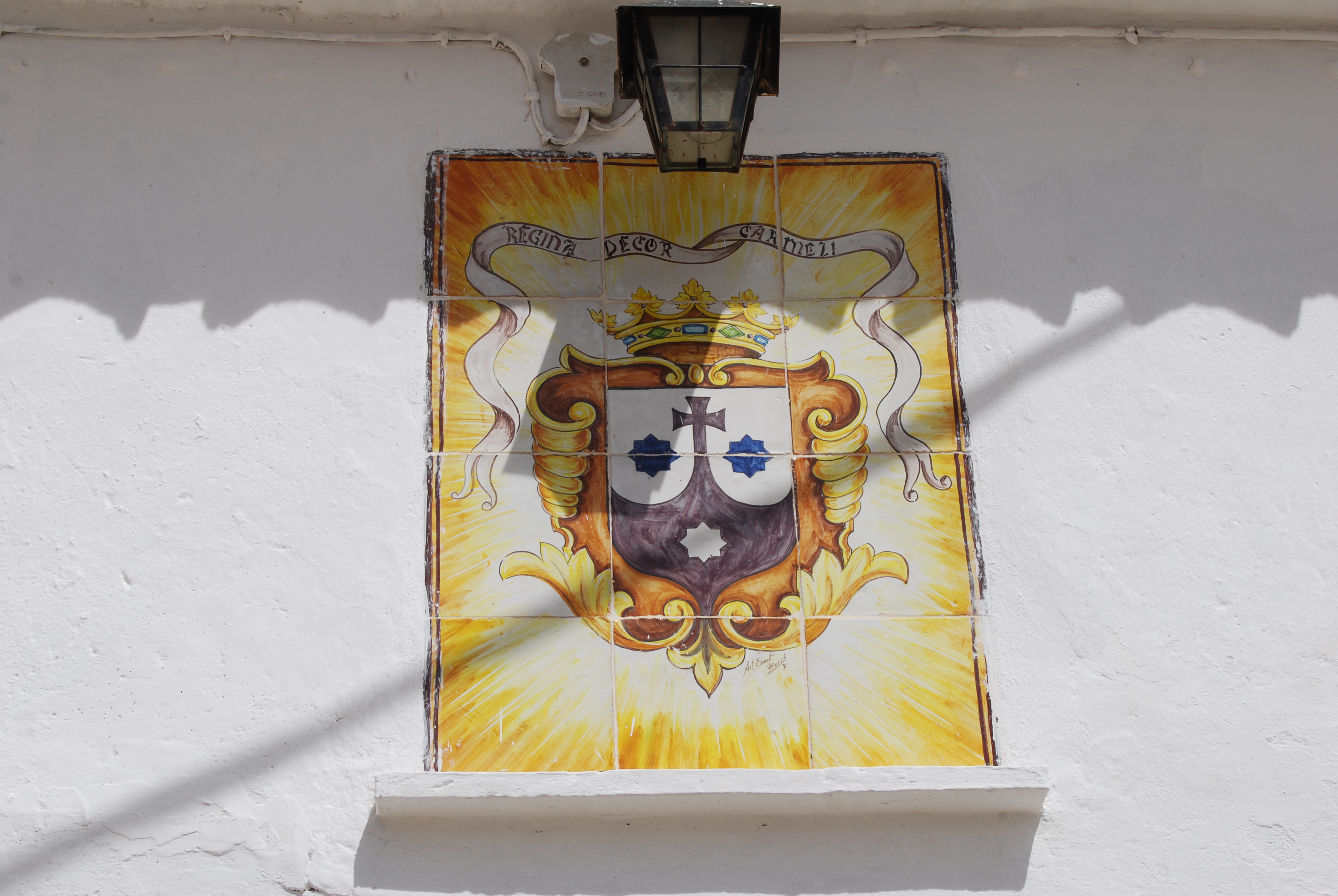 azulejos en la facha de la ermita de Artaj